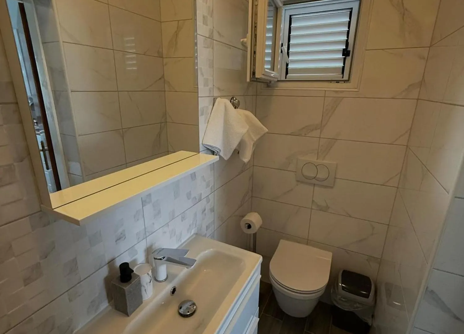 Apartments And Rooms By The Sea Gozinka, Rab - 24767 Rab Town Konukevi