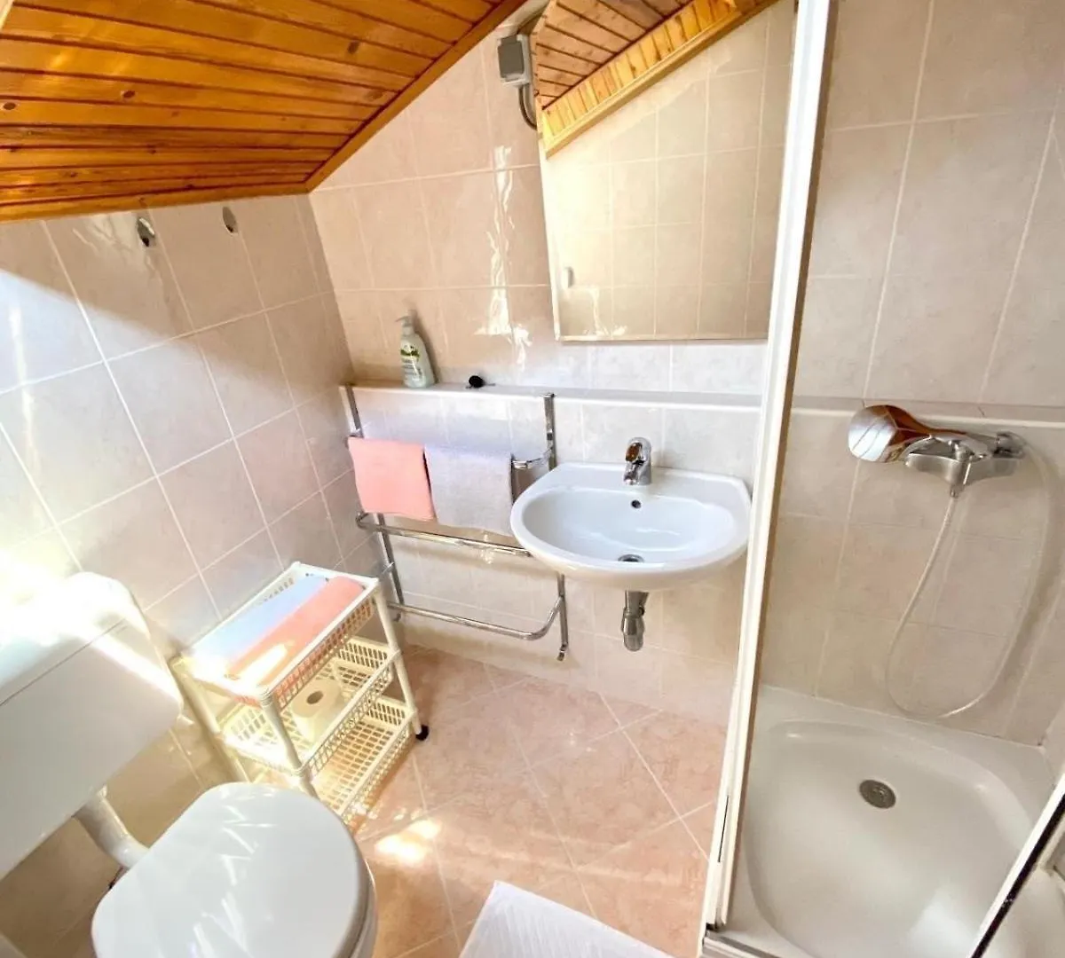 Apartments And Rooms By The Sea Gozinka, Rab - 24767 Rab Town Konukevi